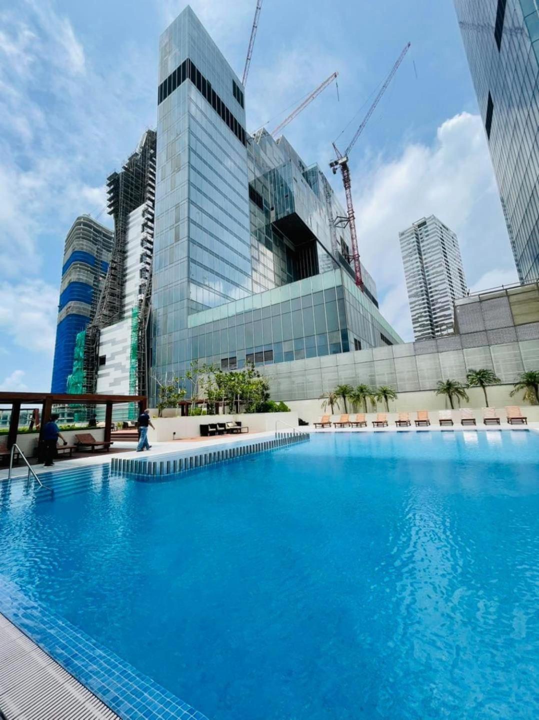 Brand New Water Front Luxury Cinnamon Suites Apartment In Heart Of Colombo City Exterior photo